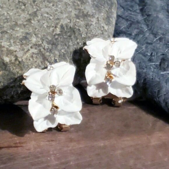 Artsy Matte White Enamel Tropical Flowers Austrian Crystal Gold Tone Earrings - Picture 1 of 9
